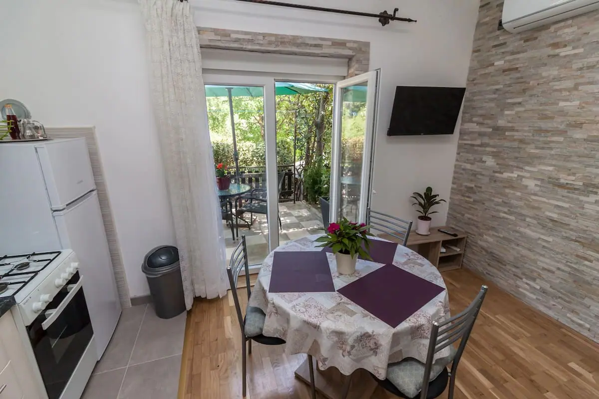 Dining area opening onto the terrace